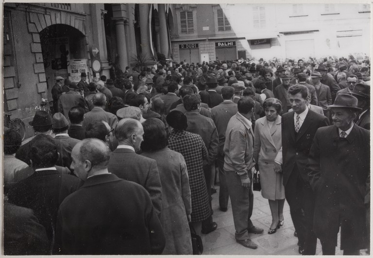 Gattatico-Reggio Emilia, 27-30 marzo 1970, Funerali di Alcide Cervi, folla di persone in attesa di entrare nella camera ardente ad omaggiare la salma di Papà Cervi